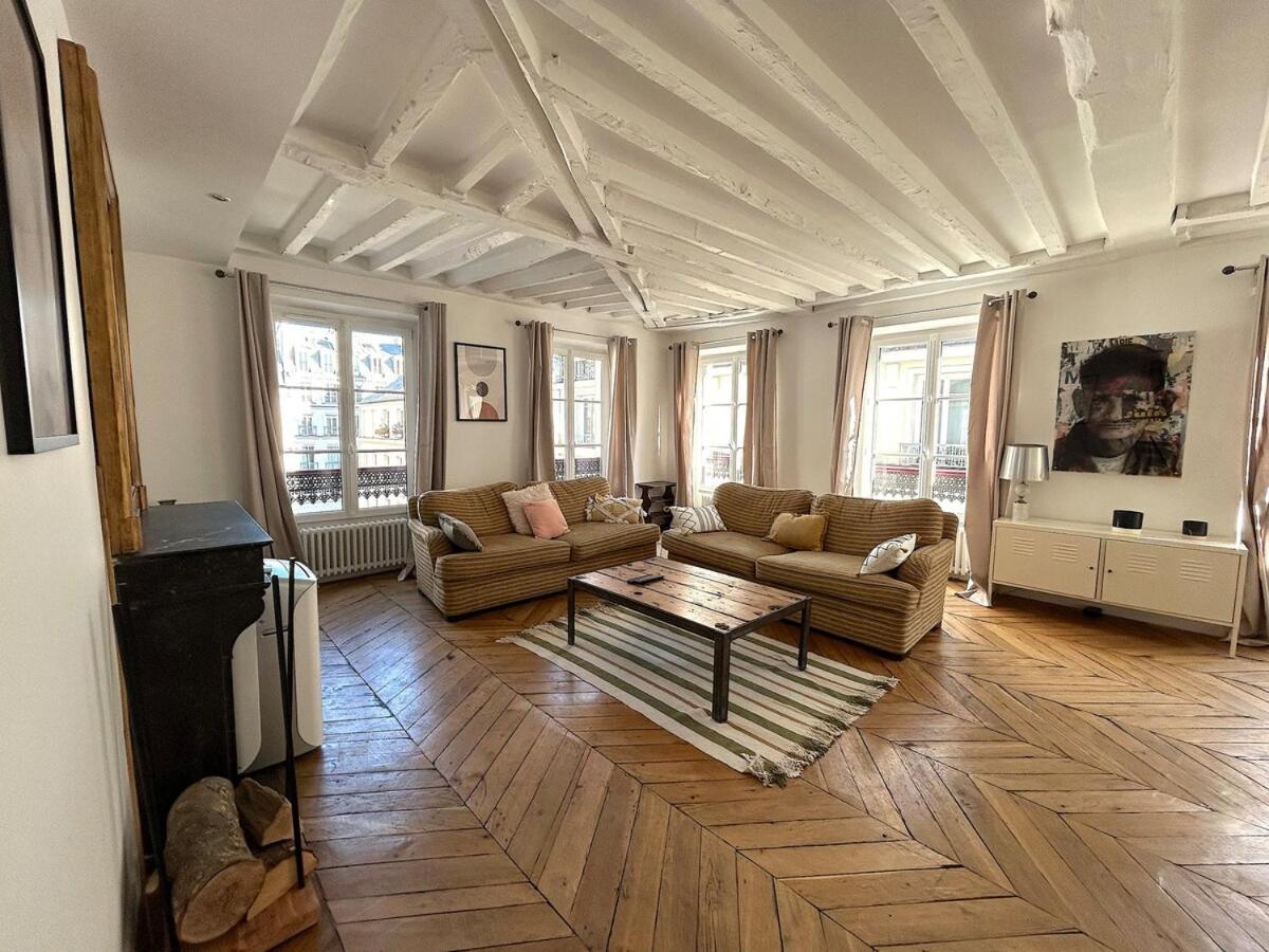 Outstanding And Sunbathed 3 Br Appartement