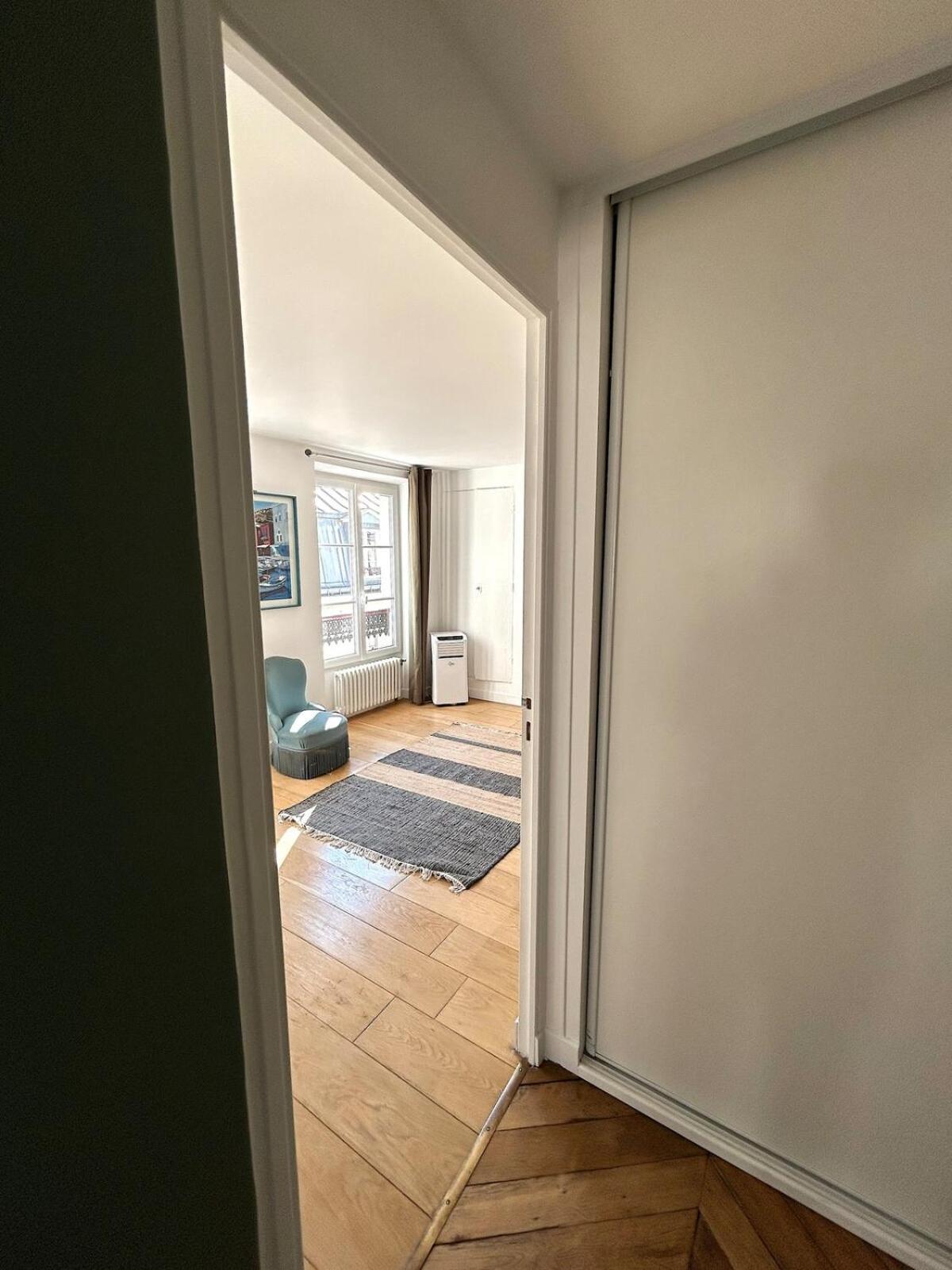 Appartement Outstanding And Sunbathed 3 Br Parijs