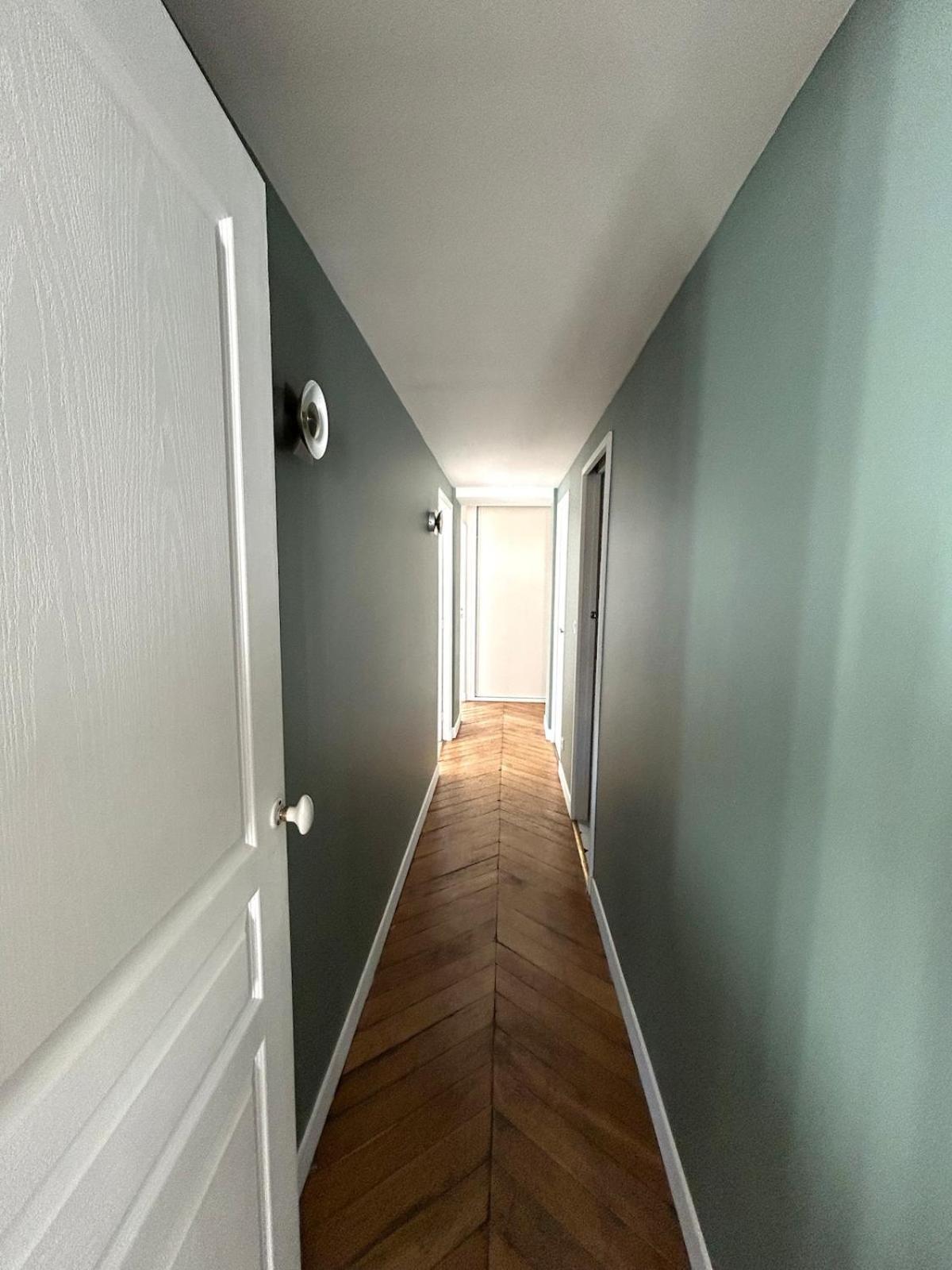 Outstanding And Sunbathed 3 Br Appartement